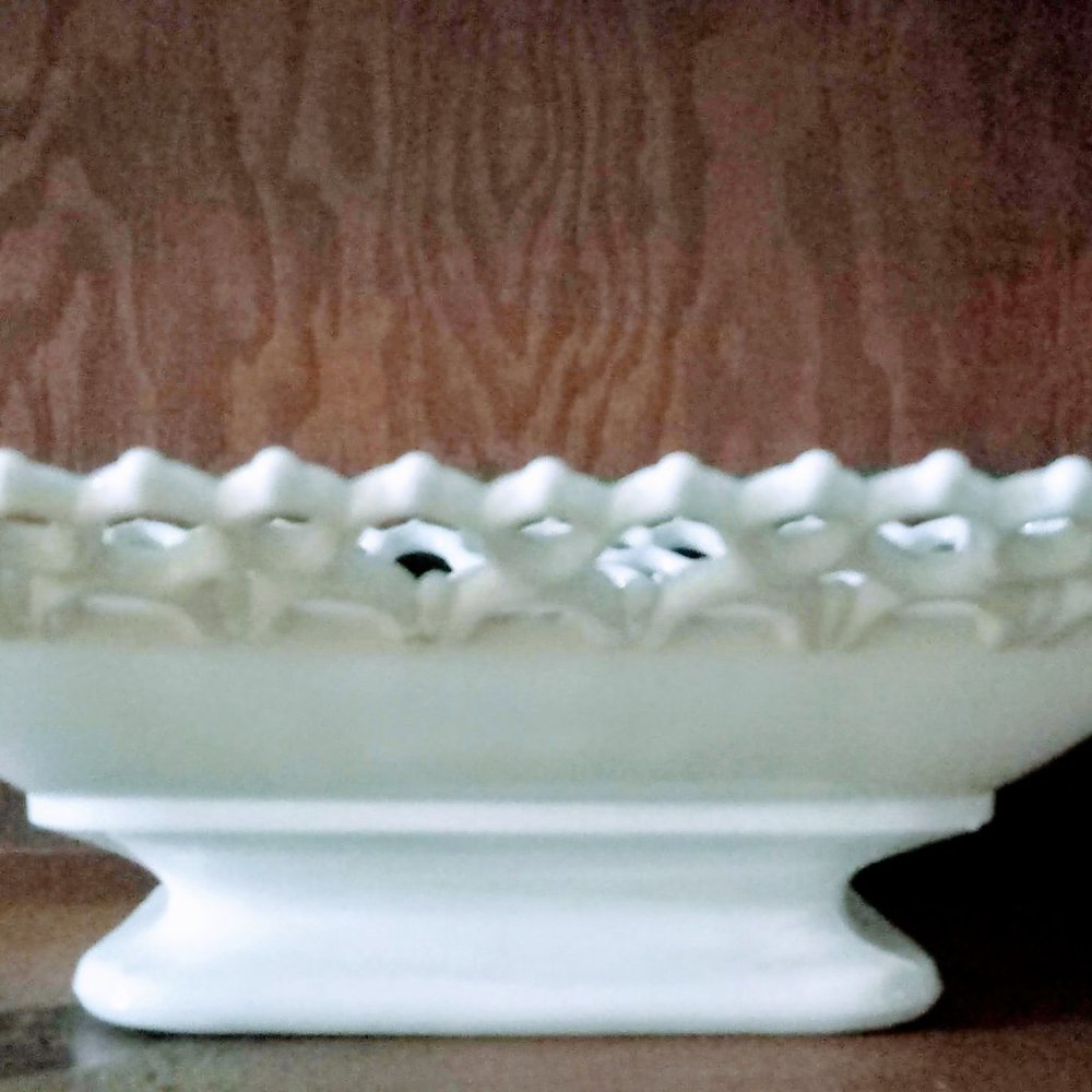Lace Edge milk glass Serving Fruit Bowl - Picture 5 of 8